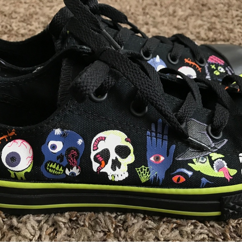 KIDS HALLOWEEN ZOMBIE SKULL EYEBALL MONSTER VAMPIRE BLACK GREEN LOW TOP SHOES 2 - Picture 4 of 7